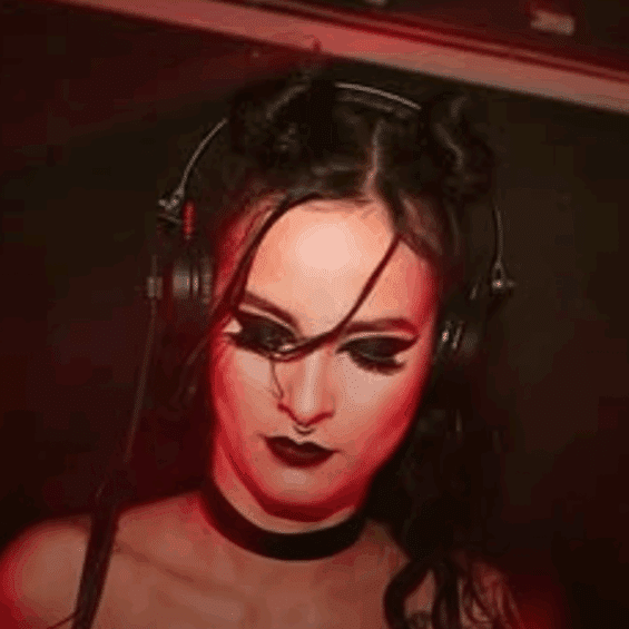 Photo of Ingryd Gobbo DJing